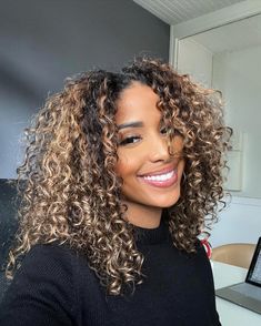 like bouncy curls! Black Hair With Highlights Blonde, Blonde Highlights Curly, Curly Hair Coloring, Hair With Highlights Blonde, Highlighted Wig, Olivia Hair, Blonde Highlights Curly Hair, Effortless Hair, Highlights Curly