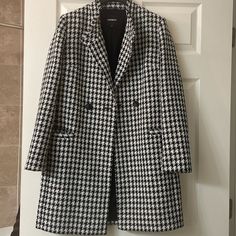 Express Dress Coat Houndstooth Print Black & White Satin Lined (Black) Frilly Collar Side Pockets Back Split Brand New, Worn Once Elegant Houndstooth Outerwear For Office, Elegant Houndstooth Office Outerwear, White Houndstooth Outerwear For Office, Business Long Coat With Houndstooth Pattern, Black Tailored Houndstooth Outerwear, Elegant Black Houndstooth Outerwear, Long Houndstooth Coat, Semi-formal Houndstooth Outerwear With Notch Lapel, White Coat Outfit