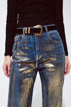 Mejora tu estilo de mezclilla con estos jeans de pierna recta con un cautivador acabado metálico dorado. Meticulosamente confeccionados con una mezcla de materiales de primera calidad, estos jeans prometen comodidad y una apariencia deslumbrante.

 Estos jeans vienen con un favorecedor diseño de cintura alta que acentúa tu silueta, mientras que el corte recto relajado garantiza que te muevas con facilidad. El brillo metálico dorado es perfecto para aquellas ocasiones en las que quieres brillar Trend 2025, Gold Jeans, Metallic Jeans, Types Of Jeans, Denim Projects, Designer Denim, Hat Hairstyles, Jean Outfits, Stretch Denim