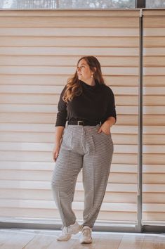 Este pantalon de tipo Slouchy con estampa Pied de poule es super tendencia este invierno! claro que lo combine con  #blancoynegro #modaplussize #modacurvy #plussize #curvy Apple Shape Jumpsuit, Europe Outfits Spring Plus Size, Plus Size Turtleneck Outfit, Minimalist Fashion Curvy, Modest Curvy Outfits, Business Casual Outfits Curvy, Outfits Invierno Curvy, Casual Work Outfits Plus Size, Trendy Plus Size Outfits Winter