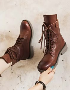 Mid Winter Outfits, Brown Combat Boots Outfit, Combat Boots Aesthetic, Vintage Combat Boots, Sepatu Platform, Aesthetic Vintage Outfits, Autumn Shoes Women, Boots Vintage, Womens Combat Boots