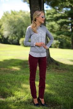 Burgundy corduroy skinny-leg pants with gray sweater over striped blouse, worn by The Classy Cubicle Outfit Pantalon Rojo, Burgundy Pants Outfit, Classy Cubicle, Corduroy Pants Outfit, Teacher Outfits Fall, Corduroy Pants Women, Burgundy Pants, Semi Casual, Classy Casual