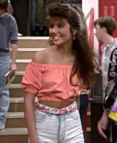 Kelly kapowski Kelly Kapowski College Years, Kelly Kapowski Hair, Kelly Kapowski Style, Kelly Kapowski Outfit, 90s Girl Fashion, 1980s Outfits, Tiffany Amber, 80s Inspired Outfits, Tiffani Amber Thiessen