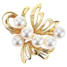 This antique pearl pin is made of 14K yellow gold. It contains round white pearls.