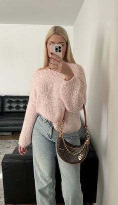 Elegant Outfit Ideas For Women, Pink Crewneck Outfit, Crewneck Outfit, Rose Aesthetic, Winter Fashion Outfits Casual, Modesty Fashion, Pink Crewneck, Basic Outfits, Girly Outfits