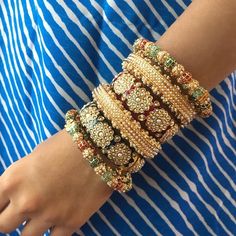 Indian Gold Jewellery, Desi Jewellery, Jewelry Room, Jewellery Bangles, Hand Jewellery, Bridal Jewellery Inspiration, Colorful Bangles, Indian Bangles, Bridal Jewels