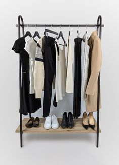 Minimalist Wardrobe Women, Closet Minimalista, Important Enough, Women's Wardrobe Essentials, Minimalist Wardrobe Capsule, Minimalist Wardrobe Essentials, Ultimate Capsule Wardrobe, Classy Lifestyle, Capsule Wardrobe Women