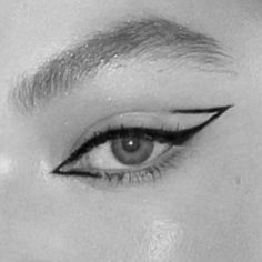 Eyeliner Styles Easy, Black Eyeliner Aesthetic, Eyeliner Inspo Aesthetic, Eyeliner Ideas Aesthetic, Eyeliner Styles For Big Eyes, Make Up Artistique, Black Eyeliner Ideas, Eyeliner Styles Aesthetic, Eyeliner Ideas Creative