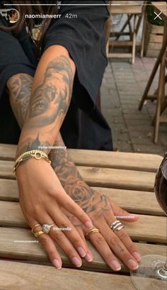 Unisex Tattoos, Minimal Tattoo Designs, Minimal Tattoo Ideas, Sleeve Ideas, Top Tattoos, Dainty Tattoos, Dream Tattoos, Hand Tattoo