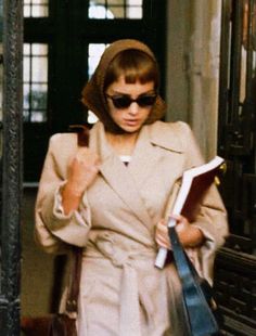 Natasha In Mrs Harris Goes To Paris, Alba Baptista Mrs Harris Goes To Paris, Mrs Harris Goes To Paris, Alba Baptista, Tv Fashion, Live In Style, Classy Girl, Paris Aesthetic, Movies Outfit