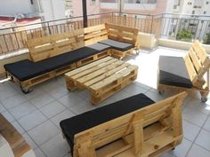 two pictures show the same living room furniture in different stages of being made out of pallets