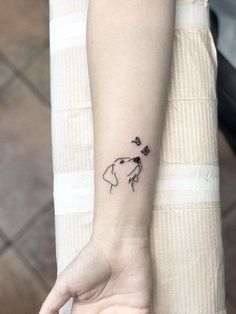 Your body art technique is just as important as the subject matterand minimalist tattoos are trending for all the right reasons. Minimalist Tattoo Design, Tattoo Main, Tato Minimal, Water Tattoo, Petite Tattoos, Feminine Tattoo, Tattoo Design Ideas, Cute Tattoos For Women