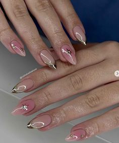 20 Chic Minimalist Christmas Nail Designs - The Mood Guide