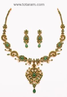 Unique Necklace Designs, Gold Emerald Necklace, 22 Karat Gold Jewelry, Sapphire Jewellery, Temple Jewelry Necklace, Simple Jewellery, 22k Gold Jewelry, Gold Jewelry Stores, Gold Necklace Set