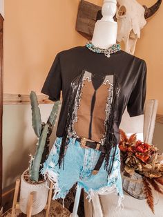 SADDLE UP! this NOT an oversized graphic. it's a regular women's fit. this graphic is giving ALL the right textures. you've got... PRINT, SEQUIN FRINGE, &RHINESTONES. i don't think it gets much better than that! Diy Outfits, Beauty Lash, Diy Rhinestone, Wild Rag, Authentic Jewelry, Jewelry Case, Western Style, Hat Hairstyles, Diy Fashion