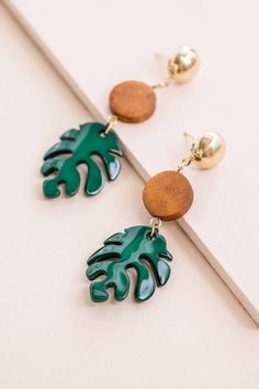 These palm leaf dangle earrings will make you feel like you are on a beach all year long. Dangle earrings Acetate Measurements: Drop: 2.6 in. / 6.5 cm. Diamond Outline, Wood Hoop Earrings, Palm Leaf Design, Stone Bar, Wooden Hoop, Long Dangle Earrings, Tropical Vacation, Wire Earrings, Keep Jewelry