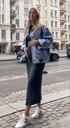 Maternity Fancy Outfit, Pregnant New York Outfit, Pergant Outfits, Shea Mcgee Pregnant, Fall Maternity Outfits Second Trimester, Paris Pregnant Style, Maternity Outfits Street Styles, Europe Maternity Outfits, Paris Maternity Style