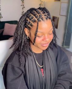 Cornrow Locs Styles, Loc Styles That Cover Edges, Loc Styles Beads, Loc Styles For Beginners, Loc Braided Hairstyles, Side Part Locs Styles, Fulani Locs Hairstyle, Loc Braided Styles, Retwist Locs Style Black Women Short