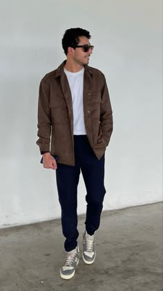 Muscular Mens Outfits, Guy Work Outfits Business Casual, Male Fashion Basics, Mens Buissnes Casual Outfits Fall, Millenial Men Fashion, Nyc Outfits Spring Men, Men’s Style Business Casual, Europe Men Fashion Fall, Office Outfits Men Casual