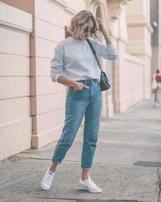 Como usar peças coloridas para dar um up no look básico! Casual Weekend Outfit, Casual Summer Outfits For Women, Best Casual Outfits, Diy Vetement, Hipster Outfits, Weekend Outfit, Casual Winter Outfits, Winter Outfits Women, Outfits Casual