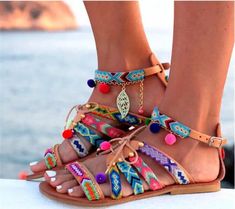 Womens Summer Shoes Sandals, Sandal Kulit, Pom Pom Sandals, Bohemian Sandals, Summer Sandals Flat, Flat Heels, Estilo Hippie, Boho Sandals, Leather Gladiator Sandals