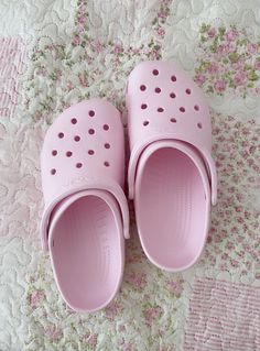 Pastel Pink Crocs, Light Pink Crocs Aesthetic, Ballerina Pink Crocs Outfit, Pink Croc Outfits, Pink Crocs Aesthetic, Pastel Crocs, Baby Pink Crocs, Pink Crocs Outfit, Light Pink Crocs