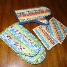 quilts as you go oven mitt and pot holders on a table with the words quilts as you go oven mitt