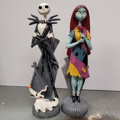 there are two figurines that have been made to look like skeletons