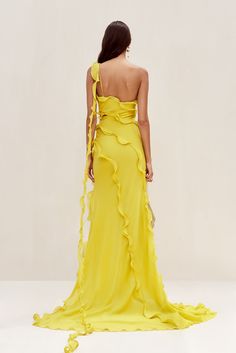 Micola is an elegant gown that twists and undulates to create undeniable appeal. She is floor-length with a trailing train and ruffled detailing. She is double layered, yet still has a touch of transparency. Her ruffles are structured with a flexible wiring to ensure maximum effect. Her Limoncello color demands attention and pairs perfectly with the Robyn Sandal in Lemon Sorbet. Long Ruffle Dress Formal, Yellow Formal Dress Long, Orange Wedding Guest Dress, Strapless Flowy Dress, Yellow Ruffle Dress, Yellow Formal Dress, Yellow Wedding Dress, Clo 3d, Spain Wedding