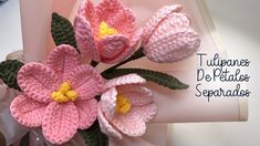 crocheted pink flowers with green leaves are on a white tablecloth and the words tuilence de pelotas separados is written in spanish