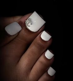 Jayda Nails, White Nails And Toes, White Toes Pedicure, Trending Pedicure, Toe Art Designs, Nails Toes, Feet Nail Design, Pedicure Ideas, Pedicure Colors