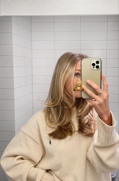 Filippa Blonde Below Shoulder Length Hair, Honey Blonde Hair Blended Roots, Blond Medium Length Hair With Layers, Curtain Bangs For Thick Wavy Hair, Lived In Natural Blonde, Lived In Blonde Straight Hair, Midlength Hairstyle Women, Mid Length Light Brown Hair, Haircut Inspo Medium Layered