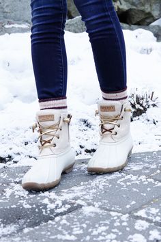 Cream Duck Boots Outfit, White Duck Boots Outfit, Sperry Boots Outfits For Women, Sperry Duck Boots Outfit Winter, Sperry Shoes For Women Outfits, Sperry Boots Outfit, Sperry Outfit