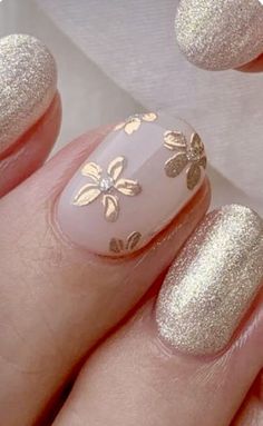 Mail Designs Elegant, Magnolia Flower Nails, Short Gold Nails Acrylic, Short Gel Nails With Rhinestones, Gold Finger Nails, Short Dainty Nails, Gold Short Nails Ideas, New Years Nails Gold Glitter, Nude And Glitter Nail Designs