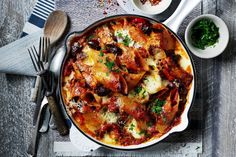 Chicken cacciatore pasta bake Abruzzese Recipes, Cheesy Pasta Bake, Cacciatore Recipes, Chicken Cacciatore Recipe, Pepper Recipes, Pasta Meals, Traditional Italian Dishes, Hearty Chicken