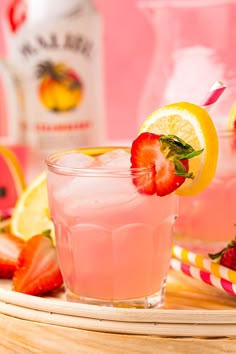 a strawberry lemonade cocktail garnished with fresh strawberries