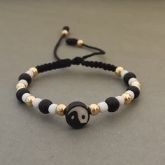 La Manilla 'Yin Yang' es la encarnación de la armonía y el equilibrio en un accesorio de moda excepcional. Los balines en oro laminado añaden un toque de lujo y elegancia a esta pulsera. El símbolo del yin yang Es un antiguo símbolo chino que representa la dualidad de la vida, la interacción armoniosa entre opuestos complementarios. La piedra ónix negra mate aporta un contraste impresionante y un toque de misterio a la pulsera. Esta piedra se asocia con la protección y la fortaleza, añadiendo un Yin Yang