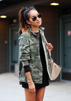 Pegada militar! | Danielle Noce Ray Ban Wayfarer, Camouflage Jacket, Ray Ban Aviator, Bohol, Camo Jacket, Street Styles