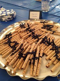 crackers are arranged in the shape of a circle on a platter at a party