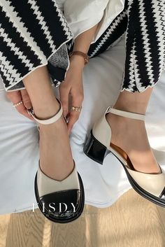 Fisdy - Zapatos de tacón redondo con hebilla de piel de primera calidad y diseño empalmado con estilo Women Office Shoes, Rough Heels, Dressing Style, 60 Fashion, Shoes Heels Pumps, Pretty Shoes, Leather Buckle, Vintage Shoes, Chunky Heel