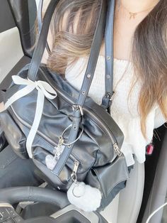 samo ondoh bag, decorated bag, large utility bag, university fit, college fit, keychains Samo Ondoh Utility Bag, Bag Inside Aesthetic, Samo Ondoh Bag Aesthetic, Samo Ondoh Bag, College Bag Aesthetic, Aesthetic School Bag, Dance Comp, Decorated Bags, College Fits