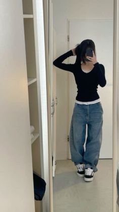 Baggy Jeans Outfit No Crop Top, Black Crewneck Outfit Aesthetic, Oversized Baggy Jeans Outfit, Winter Outfits Baggy Street Styles, School Outfits Highschool Midsize, Baggy Oversized Outfit, Jean Hoodie Outfit, Shirt Under Hoodie Outfit, Fall Outfits Baggy Jeans