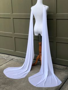 "Save yourself time and money by downloading your free \"Style Guide\" by copying and pasting this link: https://mailchi.mp/7293feff861f/veilguide Fanciful and fashion-forward, this flowy take on a wedding cape is ideal for brides who don't have a train on their dress or who want to make their train even longer! These are two separate detachable bridal wings that attach at the shoulders or at the back bodice of your dress (for strapless dresses) DETAILS * Soft flowy fabric that will be gentle an White Ceremony Veil, Wing Cape, Wedding Cape Veil, Elbow Length Veil, Cape Veil, Old Hollywood Wedding, Tulle Cape, Cape Pattern, Veil Styles