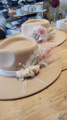 Custom Cow Girl Hats, Custom Cowboy Hat Bands, Cowgirl Hat With Flowers, Hat Bar Wedding, Cowgirl Hat Decoration, Decorated Fedora Hats, Cowgirl Hats Decorated, Hat Bar Display Ideas