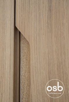 a close up view of some wood grains on a cabinet door with an osb logo above it