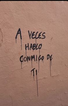 graffiti on the side of a building that says, a veces habla conmigo de ti