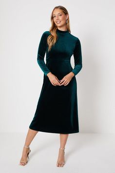 Looking for a stunning outfit for your next night out? Look no further than our velvet midi dress. Made from luxurious velvet material, this dress is perfect for any party or special occasion. The midi length adds a touch of elegance, while the rich colours is sure to turn heads. Whether you're hitting the town with friends or attending a formal event, this dress is the perfect choice. So why wait? Add it to your wardrobe today and get ready to shine. Green Velvet Midi Dress, Christmas Party Shoes, Dresses Velvet, Dress High Neck, Oasis Dress, Velvet Clothes, Sequin Outfit, Velvet Midi Dress, Christmas Party Outfits