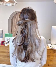 Two Tone Hair, Bold Hair Color, Long Hair Tips, Brown Hair Dye, Hair Color Streaks