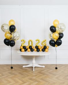 nye-2024-balloons-gold-black-balloons-bouquet Nye Balloons, Party Mix, Balloon Centerpieces, Graduation Celebration, Confetti Balloons, Balloon Bouquet, Black And Gold, Confetti, Bouquets