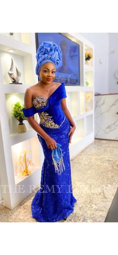 Königsblaues Korsettkleid mit goldenen Applikationen und Kopfbedeckung verziert Gold Asoebi, Blue And Gold Prom Dress, Blue Corset Dress, Asoebi Dress, Corset Homecoming Dress, Prom Dress Corset, African Prom Dress, African Prom Dresses, Ankara Gown